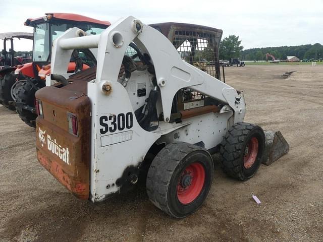 Image of Bobcat S300 equipment image 2