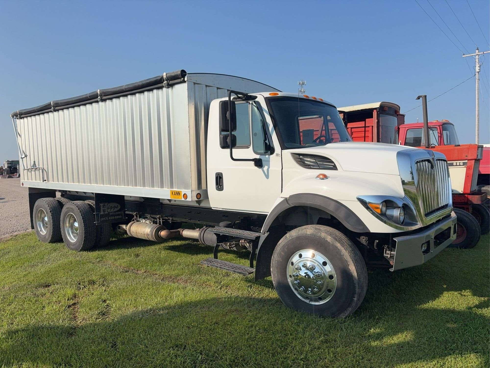2016 International 7400 Equipment Image0