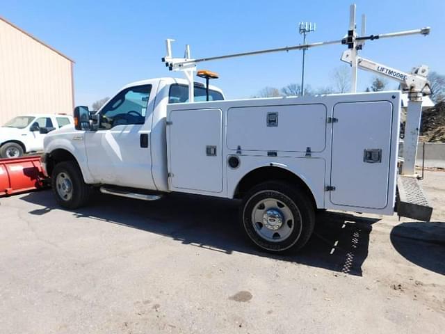 Image of Ford F-350 equipment image 1