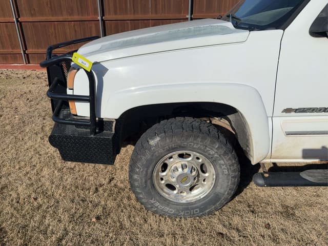 Image of Chevrolet 2500HD equipment image 4