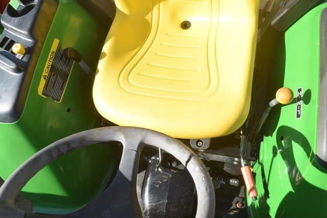 Image of John Deere 3038E equipment image 4