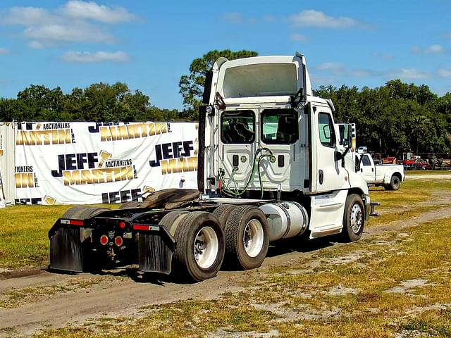Image of Freightliner Cascadia equipment image 4