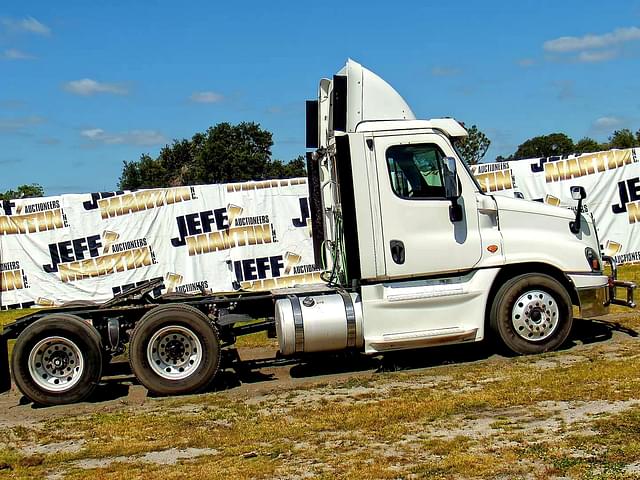 Image of Freightliner Cascadia equipment image 3