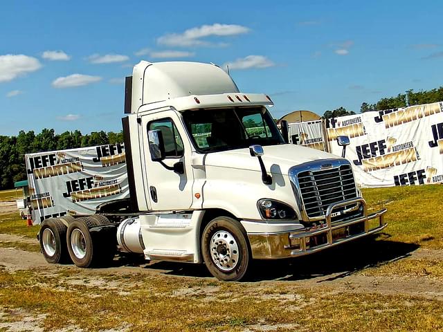 Image of Freightliner Cascadia equipment image 2