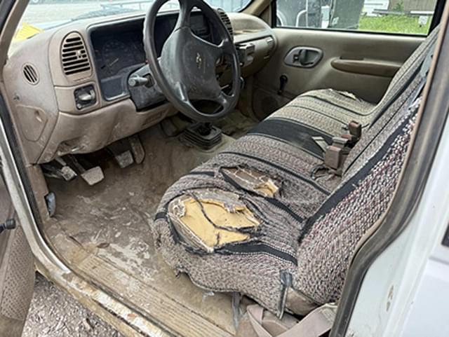Image of Chevrolet C3500 equipment image 4