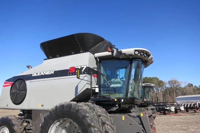 Image of Gleaner S77 equipment image 2