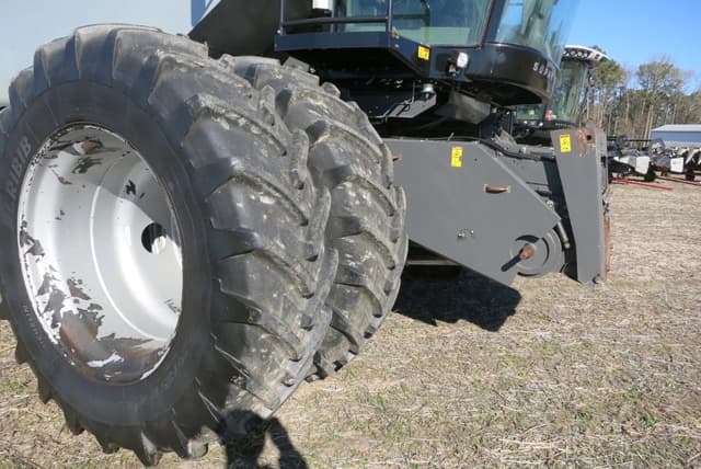 Image of Gleaner S77 equipment image 3