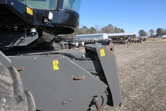 Image of Gleaner S77 equipment image 4