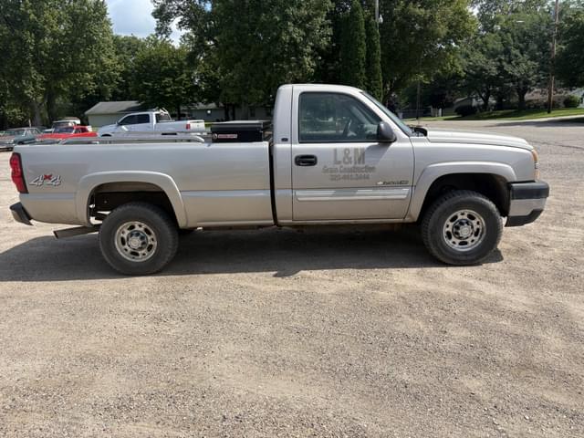 Image of Chevrolet 2500HD equipment image 2