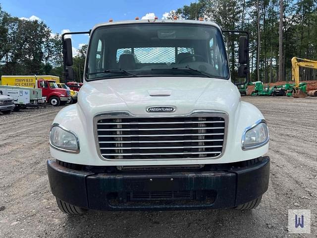 Image of Freightliner M2 106 equipment image 1