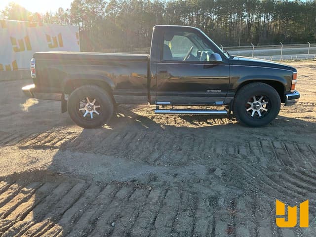 Image of Chevrolet 1500 equipment image 3