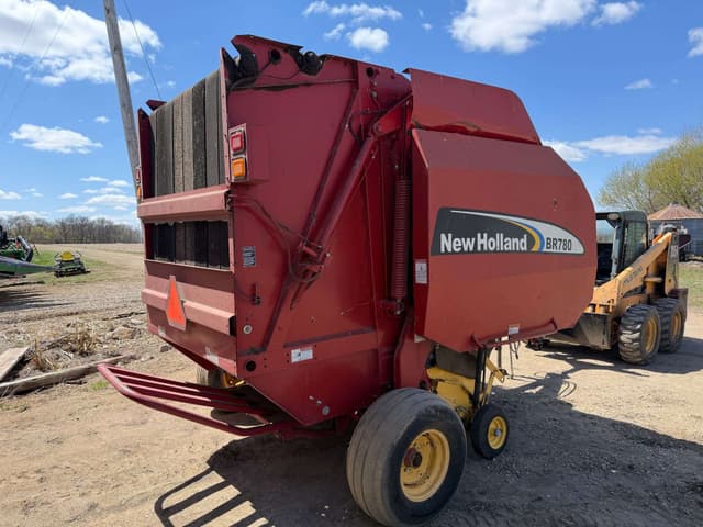 Image of New Holland BR780 equipment image 4
