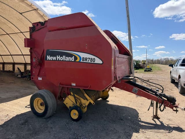 Image of New Holland BR780 equipment image 3
