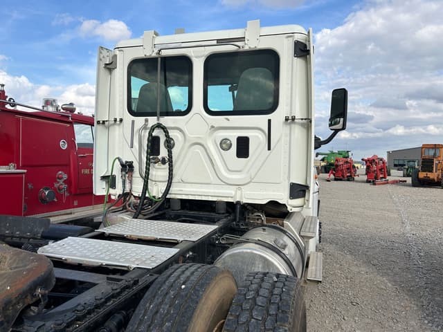 Image of Freightliner Cascadia equipment image 3
