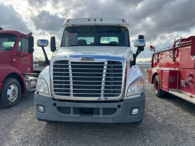 Image of Freightliner Cascadia equipment image 2