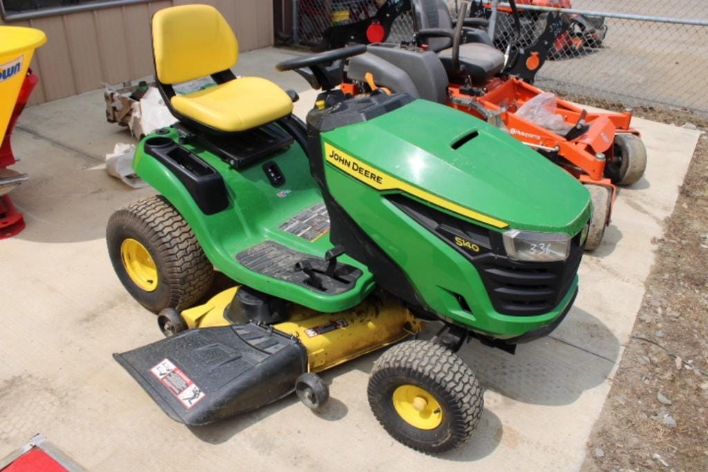 John Deere S140 Equipment Image0