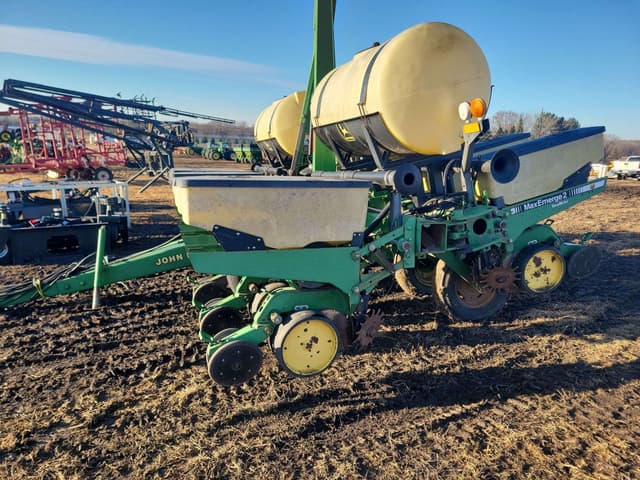 Image of John Deere 7200 equipment image 1