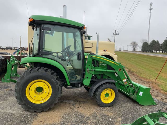 Image of John Deere 3046R equipment image 3