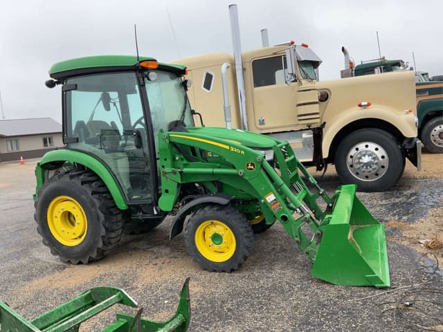 Image of John Deere 3046R equipment image 2