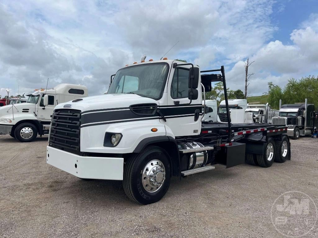 2014 Freightliner 114SD Equipment Image0