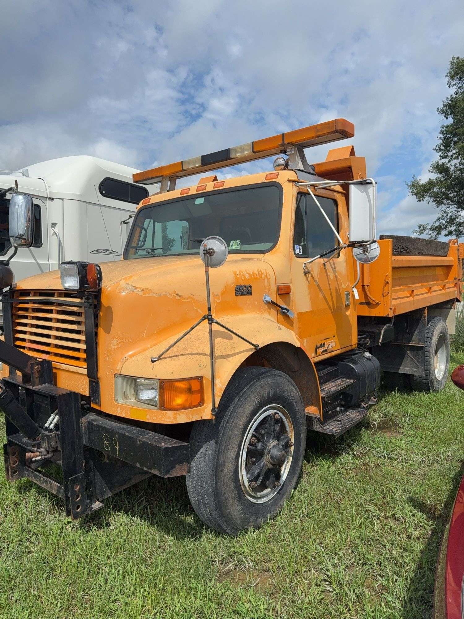 1994 International 4900 Equipment Image0