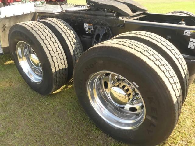 Image of Peterbilt 389 equipment image 4