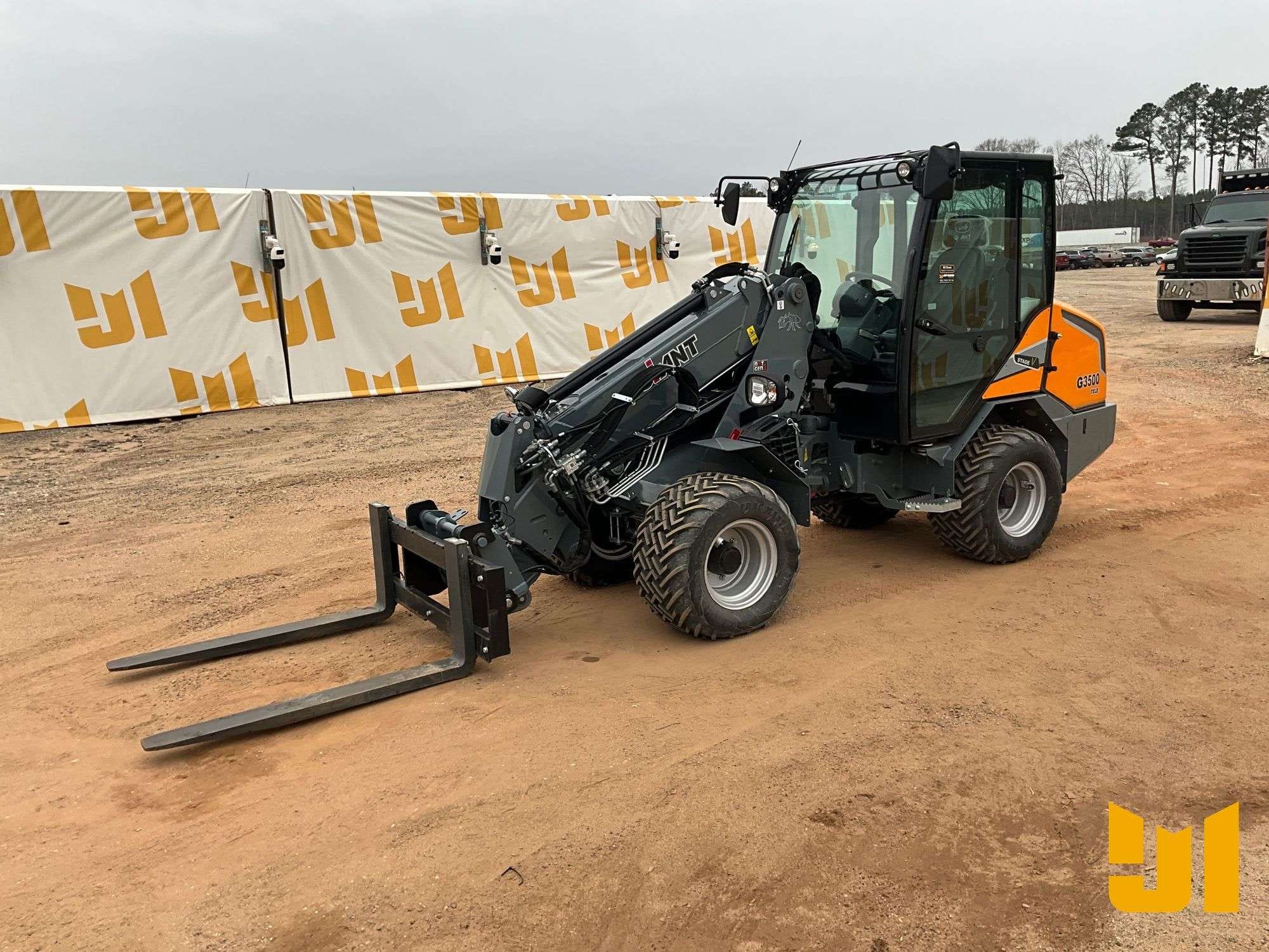 2024 Giant G3500 Tele Equipment Image0