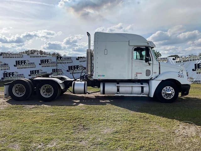 Image of Freightliner Columbia equipment image 3