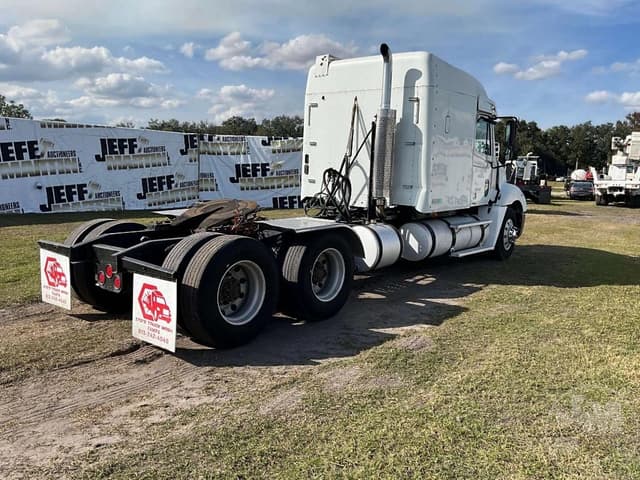 Image of Freightliner Columbia equipment image 4