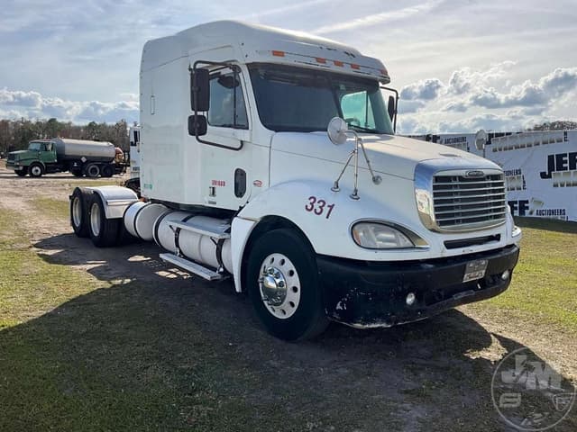 Image of Freightliner Columbia equipment image 2