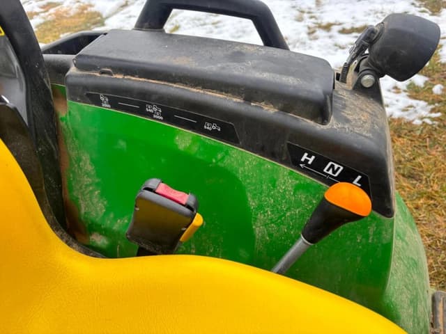 Image of John Deere 2032R equipment image 2