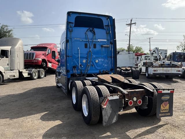 Image of Freightliner Cascadia equipment image 2