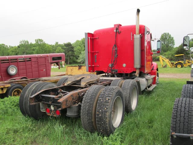 Image of Freightliner Columbia equipment image 2