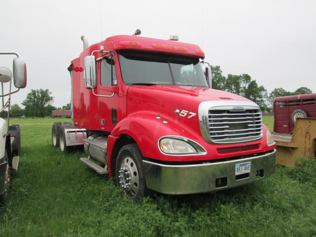 Image of Freightliner Columbia equipment image 1
