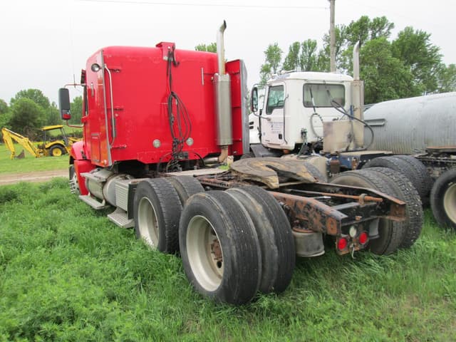 Image of Freightliner Columbia equipment image 3
