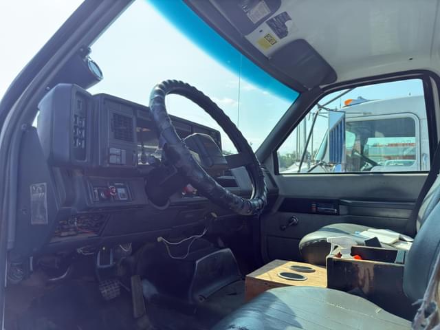 Image of GMC C8500 equipment image 4