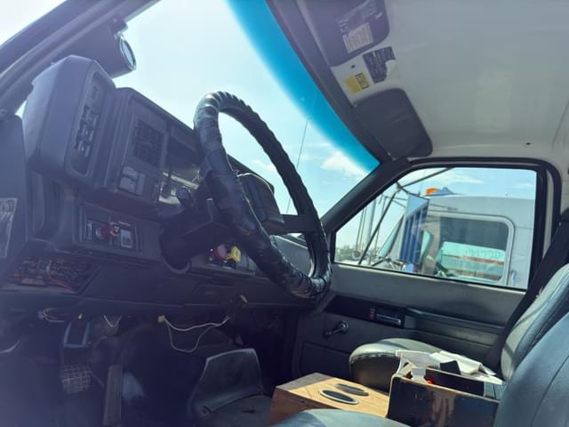 Image of GMC C8500 equipment image 2