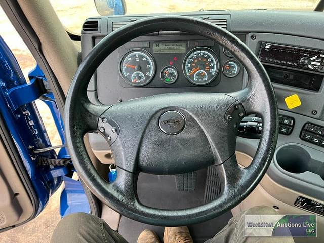 Thumbnail image Freightliner Cascadia 113 14