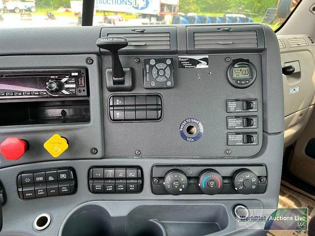Thumbnail image Freightliner Cascadia 113 17