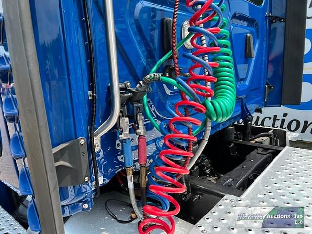 Thumbnail image Freightliner Cascadia 113 27