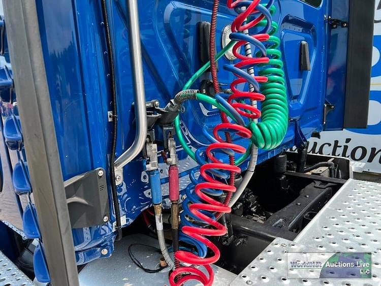 Main image Freightliner Cascadia 113 27