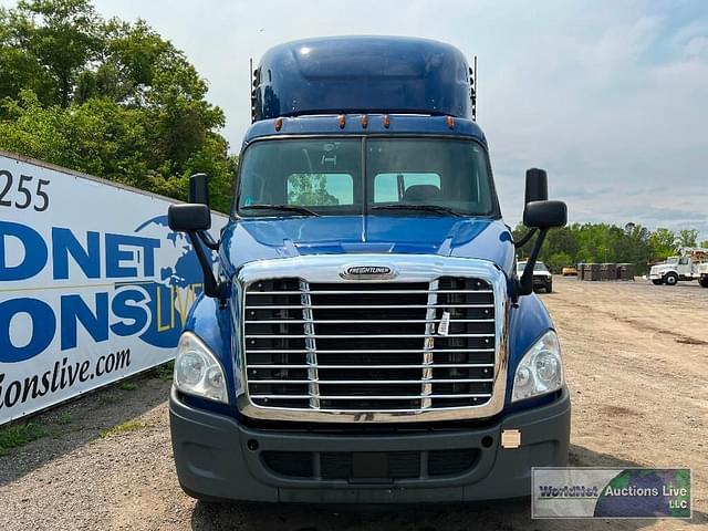 Thumbnail image Freightliner Cascadia 113 2