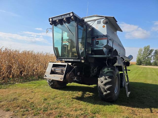 Image of Gleaner R40 equipment image 3