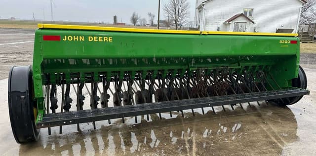 Image of John Deere 8300 equipment image 2