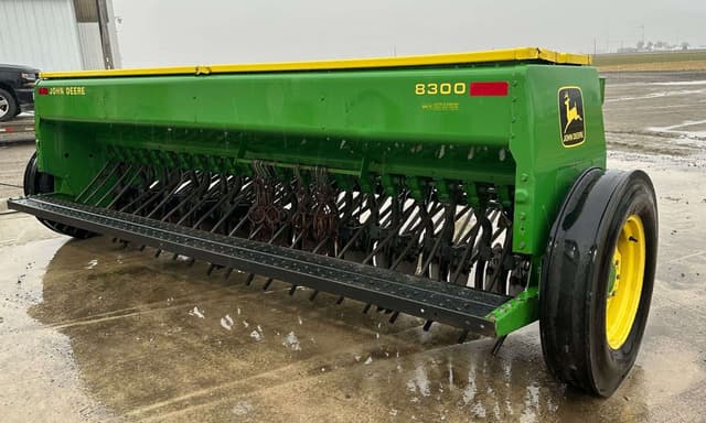 Image of John Deere 8300 equipment image 3