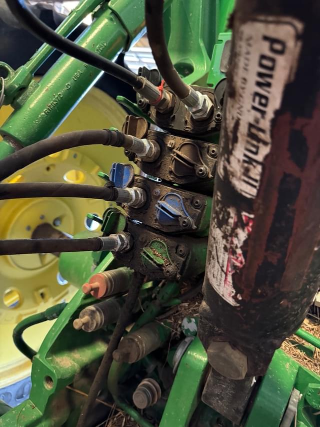 Image of John Deere 6175R equipment image 4