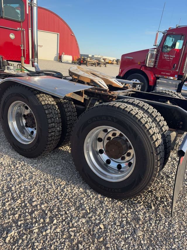 Image of Peterbilt 386 equipment image 4