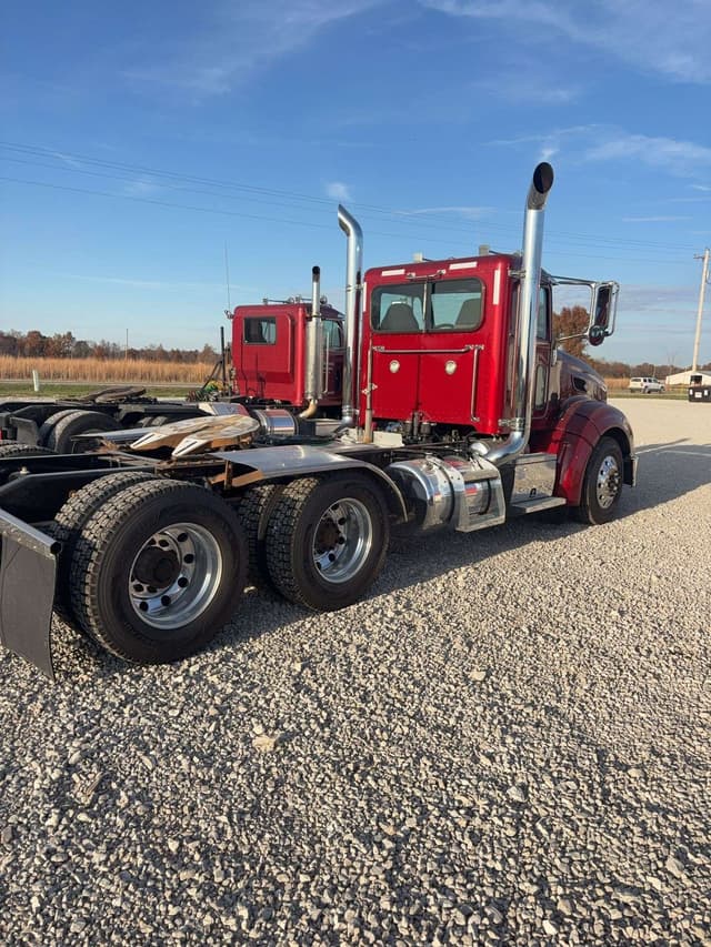Image of Peterbilt 386 equipment image 2