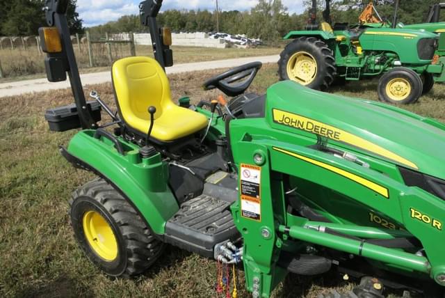 Image of John Deere 1023E equipment image 4