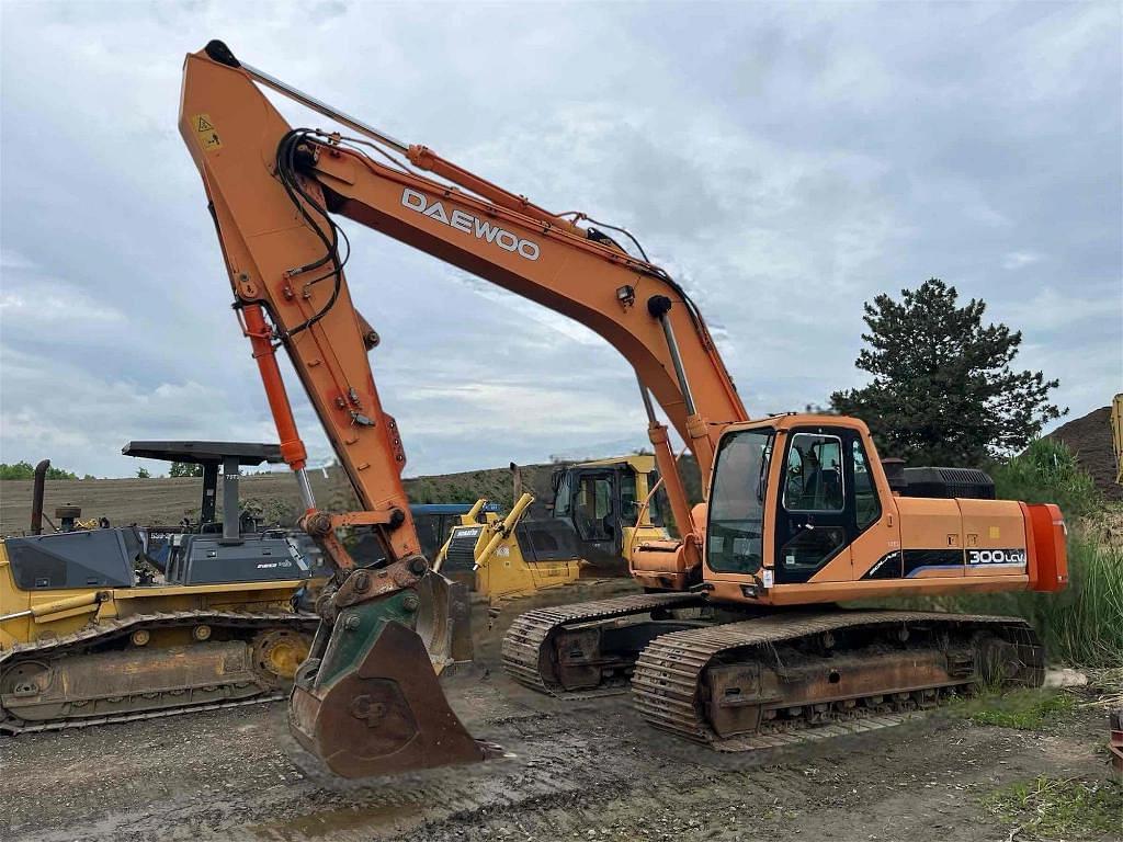 Image of Daewoo 300LCV Primary image